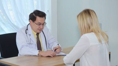 Güzel kız doktora danıştı, kadın hastanede doktor psikiyatristle konuştu, sorunu tartıştı ve akıl sağlığı sorunlarına çözüm buldu..