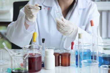 Bilim insanları viral hastalıkların tedavisi için aşı ve ilaç araştırıyor ve üretiyorlar. Kovit 19, laboratuvarda çalışan bilim adamları.