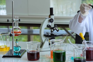 Bilim insanları viral hastalıkların tedavisi için aşı ve ilaç araştırıyor ve üretiyorlar. Kovit 19, laboratuvarda çalışan bilim adamları.
