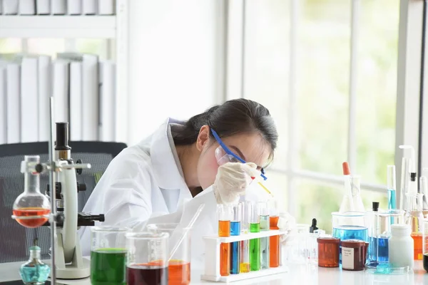 Cientistas Estão Pesquisando Produzindo Vacinas Medicamentos Para Tratamento Doenças Virais — Fotografia de Stock