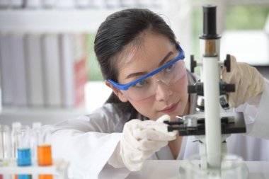 Bilim insanları viral hastalıkların tedavisi için aşı ve ilaç araştırıyor ve üretiyorlar. Kovit 19, laboratuvarda çalışan bilim adamları.