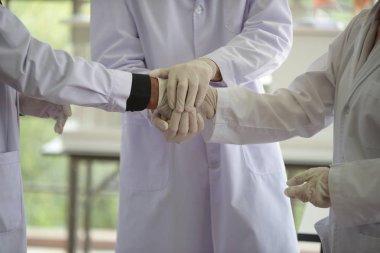 Bilimadamları bilim laboratuvarlarında çalışıyor. Laboratuvarda mikroskopla araştırma yapan genç bir bilim adamının yakın çekimi. Covid19 için mikrobiyolojik analiz..