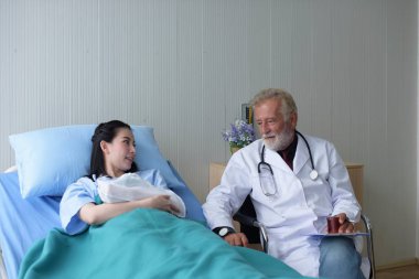 Doktor hastayla ilgileniyor, cesedi kontrol ediyor ve hastanedeki hastayla konuşuyor.