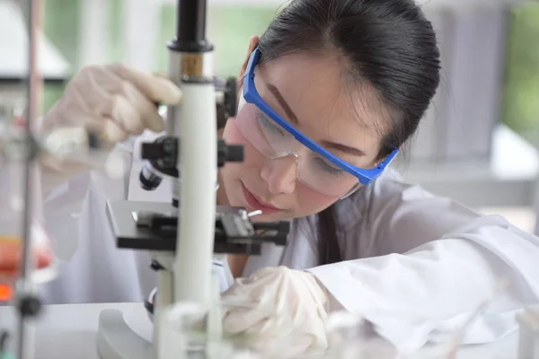 Cientistas Estão Pesquisando Produzindo Vacinas Medicamentos Para Tratamento Doenças Virais — Fotografia de Stock