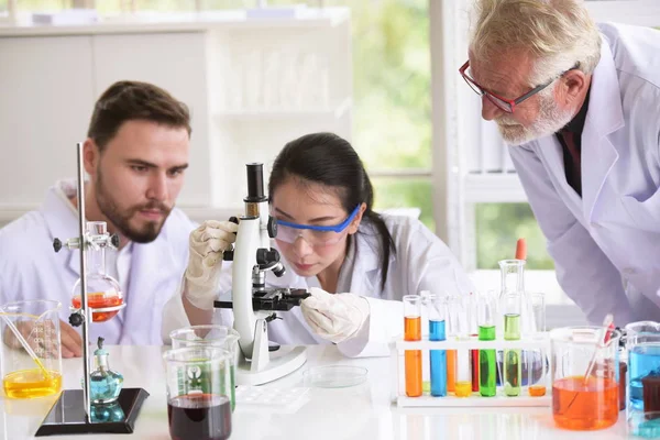 Cientistas Estão Pesquisando Produzindo Vacinas Medicamentos Para Tratamento Doenças Virais — Fotografia de Stock