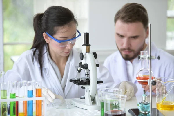 Cientistas Estão Pesquisando Produzindo Vacinas Medicamentos Para Tratamento Doenças Virais — Fotografia de Stock