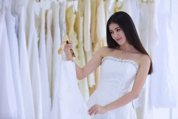 Красивая Невеста Белом Платье Позирует Студии — стоковое фото