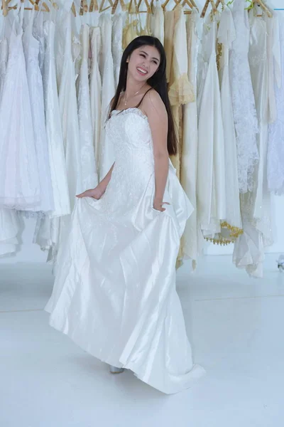 Piękna Panna Młoda Białej Sukience Pozowanie Studio — Zdjęcie stockowe