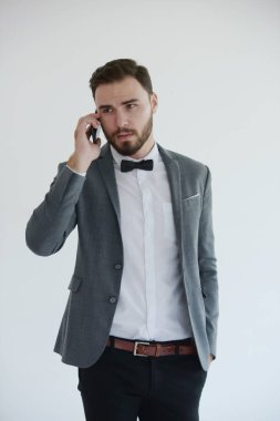 Cep telefonu kullanan Avrupalı bir adam