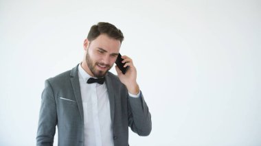 Cep telefonu kullanan Avrupalı bir adam