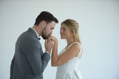 Evlenen çiftler stüdyoda evlenmeye çalıştıklarında mutlu olurlar..
