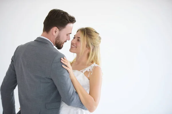 Ζευγάρια Που Παντρεύονται Είναι Ευτυχισμένα Όταν Προσπαθούν Παντρευτούν Στο Στούντιο — Φωτογραφία Αρχείου