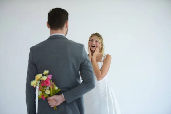 Pary Które Biorą Ślub Szczęśliwe Kiedy Próbują Wziąć Ślub Studio — Zdjęcie stockowe