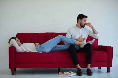 Farklı jestleri olan çiftlerin fotoğrafları.