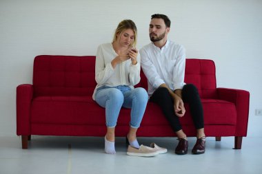 Farklı jestleri olan çiftlerin fotoğrafları.