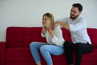 Farklı jestleri olan çiftlerin fotoğrafları.