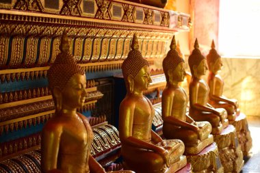 Tapınakta Buddha 'nın altın heykeli, Tayland