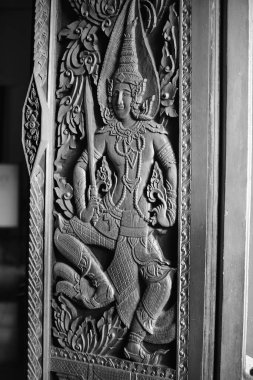 Tayland 'da altın heykelleri olan Budist tapınağı.