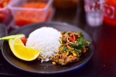 Somon ve sebzeli Japon mutfağı.