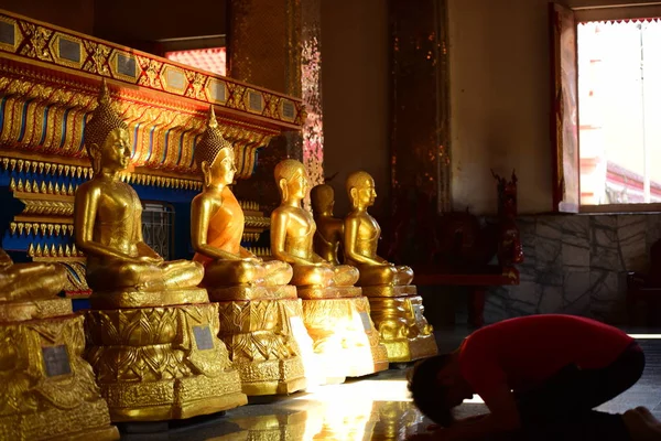 Statue Dorée Bouddha Dans Temple Thaïlande — Photo