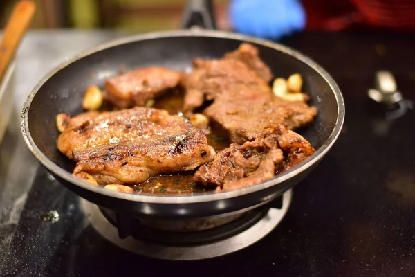 Gebackenes Schweinefleisch Mit Fleisch Und Gewürzen — Stockfoto