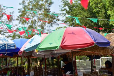 Kafede renkli bayraklar ve şemsiyeler