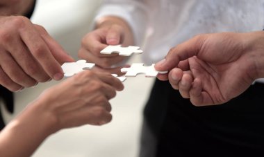 İş adamları bulmacaların parçalarını birleştiriyor