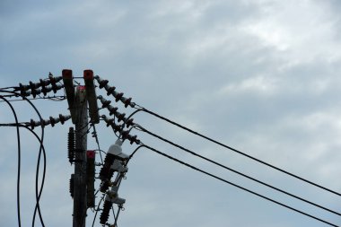 Gökyüzü arkaplanındaki elektrik hatları