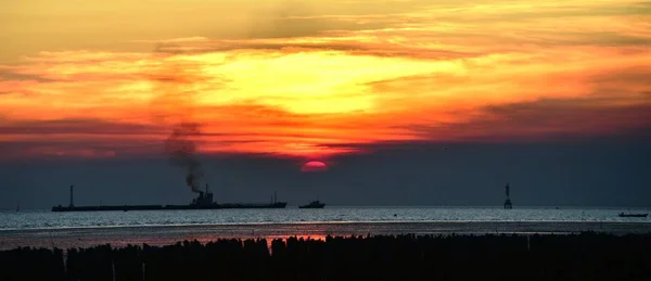 Zonsondergang Kleurrijke Lucht Van Zee Voor Schemering — Stockfoto