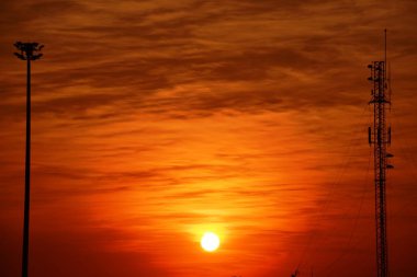 Gün batımında elektrik kulesi