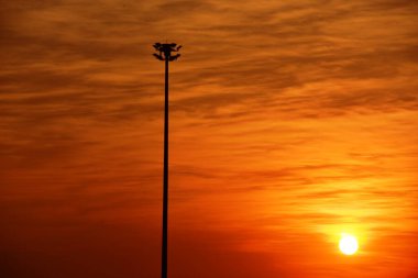 Gün batımında şehir lambası 