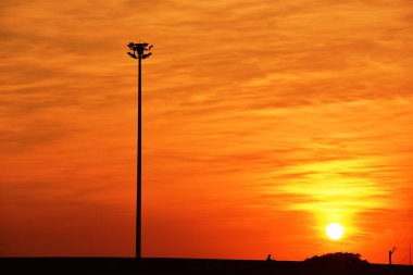 Gün batımında şehir lambası 