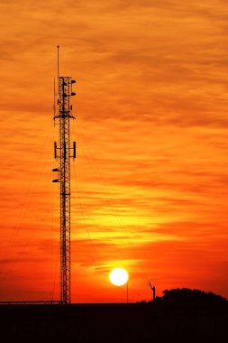 Gün batımında elektrik kulesi