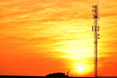 Gün batımında elektrik kulesi