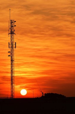 Gün batımında elektrik kulesi