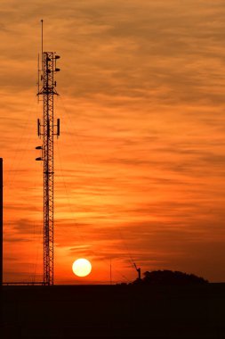 Gün batımında elektrik kulesi