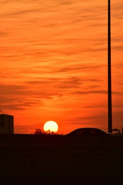 Gün batımında karanlık şehir 