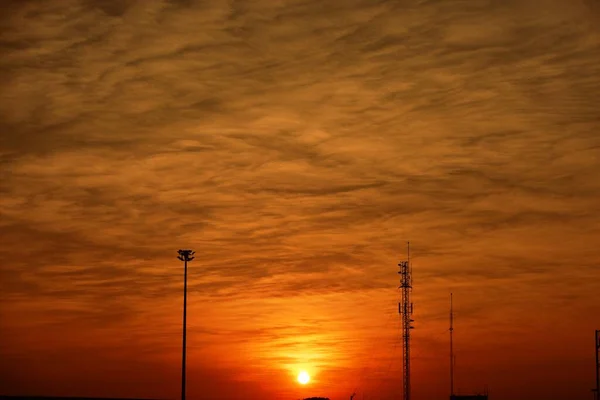 日没時の電気塔 — ストック写真