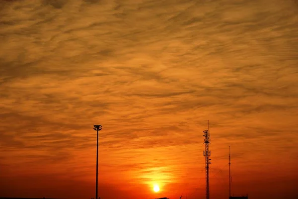 日没時の電気塔 — ストック写真