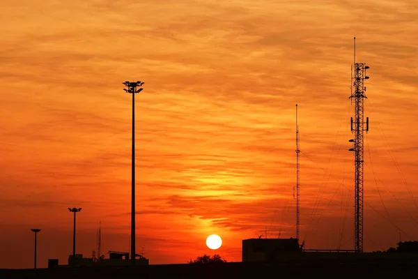 Elektriciteitstoren Bij Zonsondergang — Stockfoto