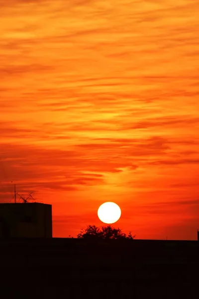 Dunkle Stadt Bei Sonnenuntergang — Stockfoto
