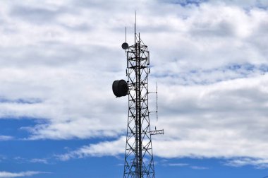 Antenli telekomünikasyon kulesi. Sinyal iletimi için yüksek direk. Hem kablosuz telefon sistemleri hem de mikrodalga sistemleri vardır.