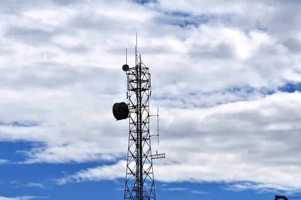 Telekommunikationsturm Mit Antennen Hochmast Zur Signalübertragung Gibt Sowohl Drahtlose Telefonsysteme — Stockfoto