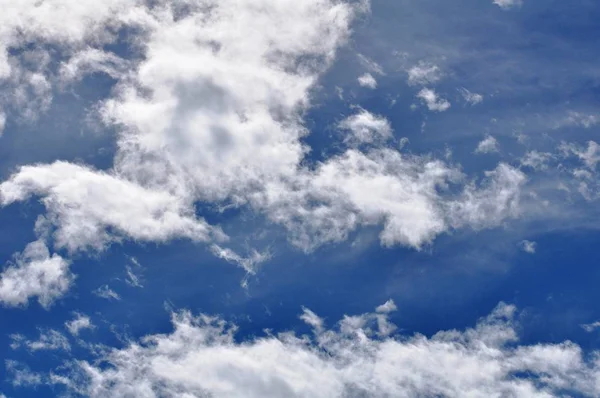 Modrá Obloha Bílými Mraky Používají Jako Obrázky Pozadí — Stock fotografie