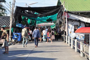 Tayland şehrinde sokaktaki insanlar