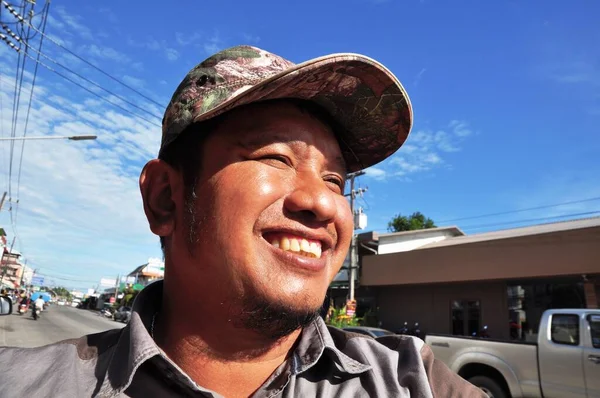 Homem Tailandês Adulto Feliz — Fotografia de Stock