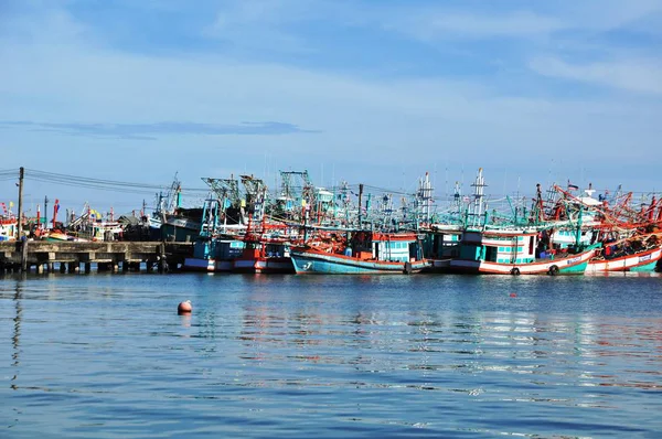 Blick Auf Den Thailändischen Fischereihafen Einem Klaren Hellen Tag — Stockfoto