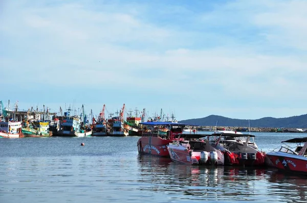 天气晴朗的泰国渔港景观 — 图库照片