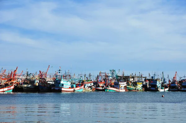 Blick Auf Den Thailändischen Fischereihafen Einem Klaren Hellen Tag — Stockfoto