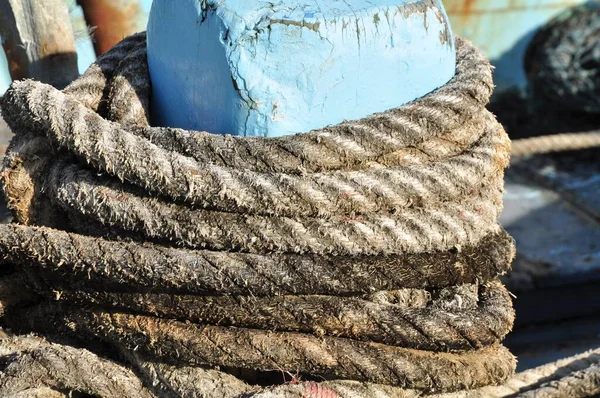 弓がドックにボートを確保するために使用する係留ロープ — ストック写真